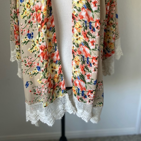 Umgee Tan Floral Lace Trimmed Kimono / Size Small - Picture 3 of 9
